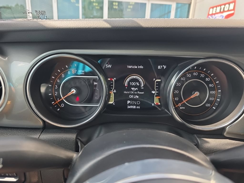 Used 2022 Jeep Wrangler Unlimited Sahara w/ LED Lighting Group AWD/4WD image 19