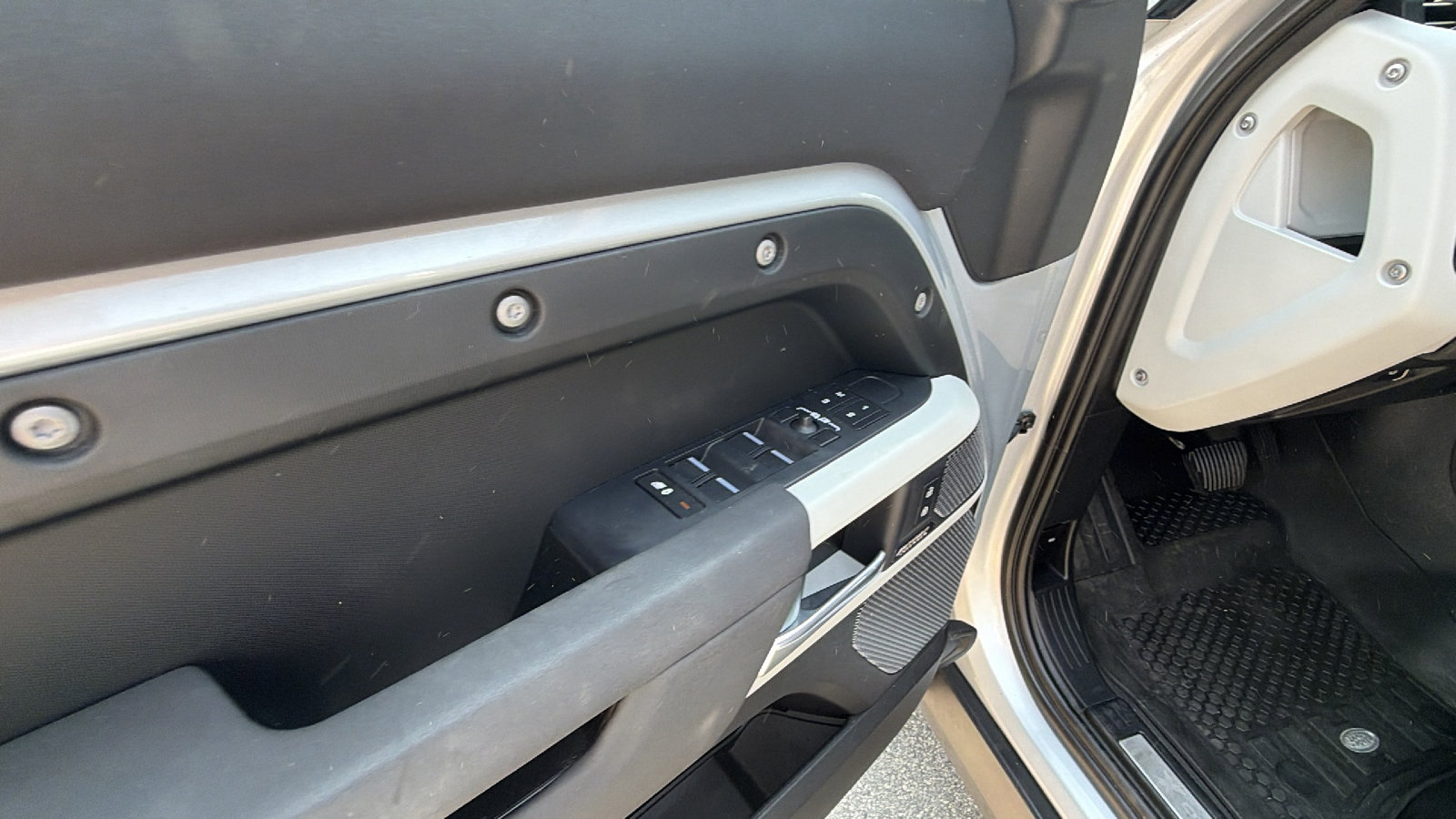 Used 2023 Land Rover Defender 110 X-Dynamic SE image 15