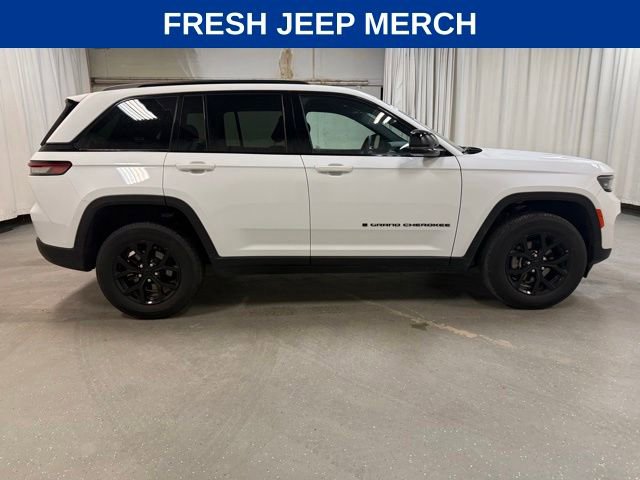 Used 2025 Jeep Grand Cherokee Altitude AWD/4WD image 3