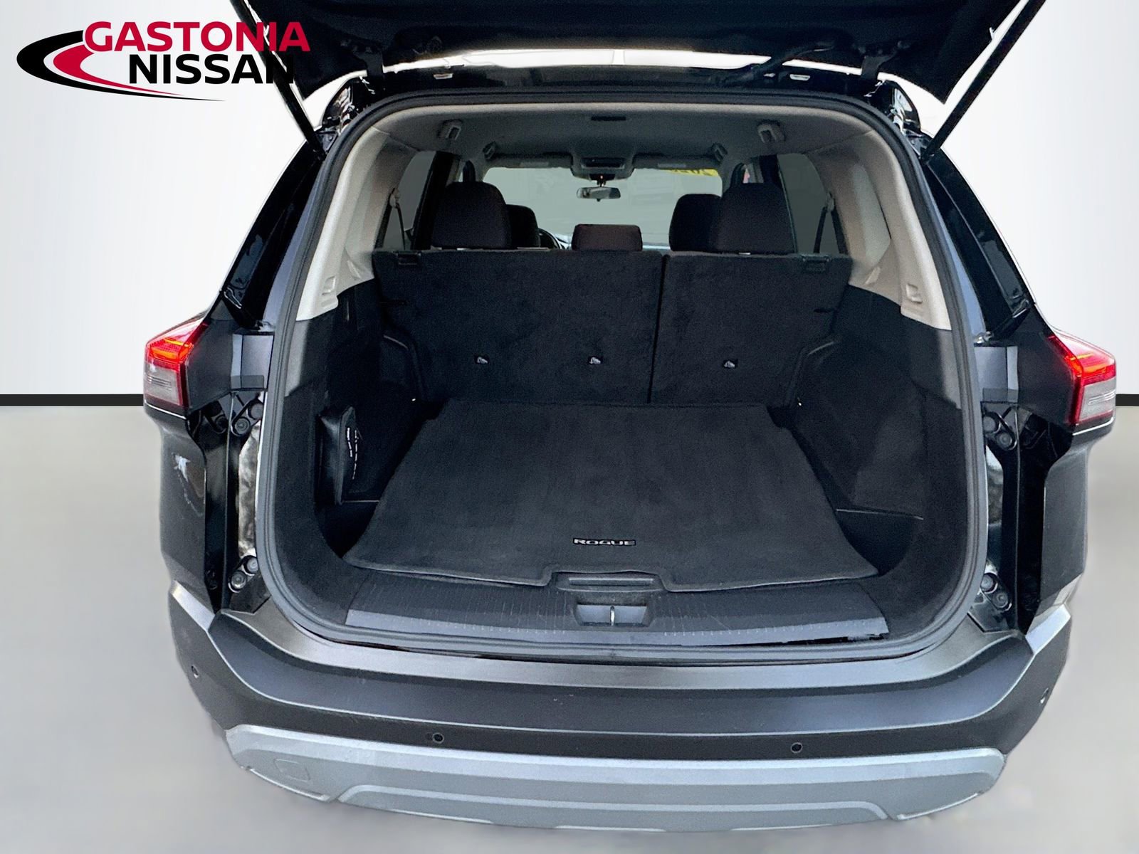 Used 2023 Nissan Rogue SV image 32