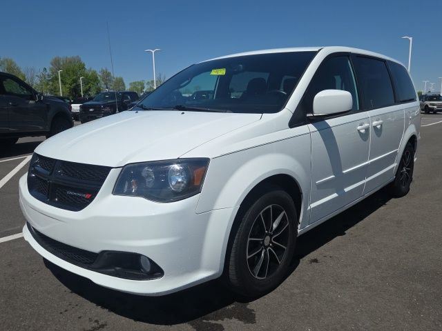 Used 2017 Dodge Grand Caravan SXT w/ Blacktop Package FWD image 2
