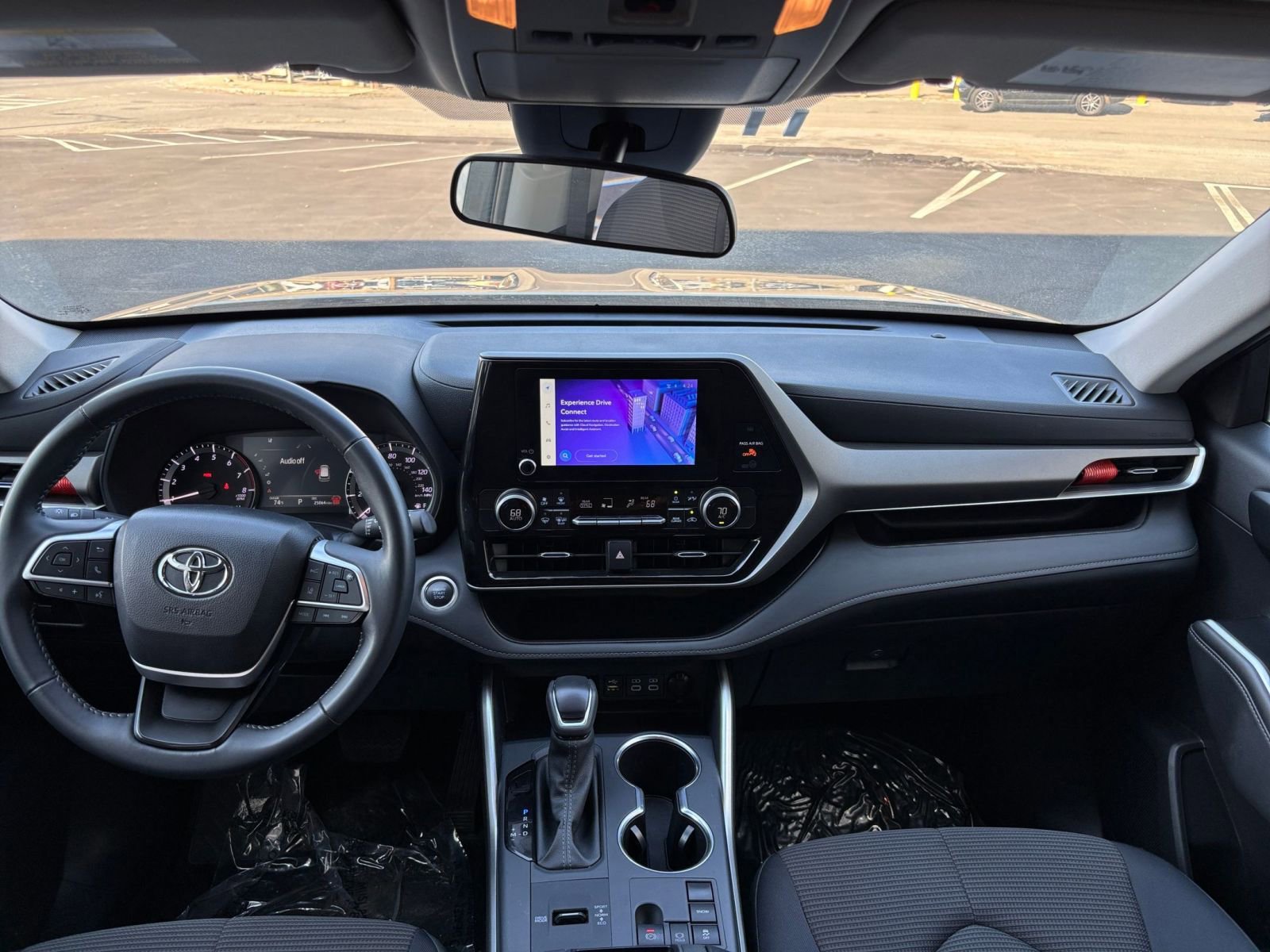 Used 2025 Toyota Highlander LE FWD image 33