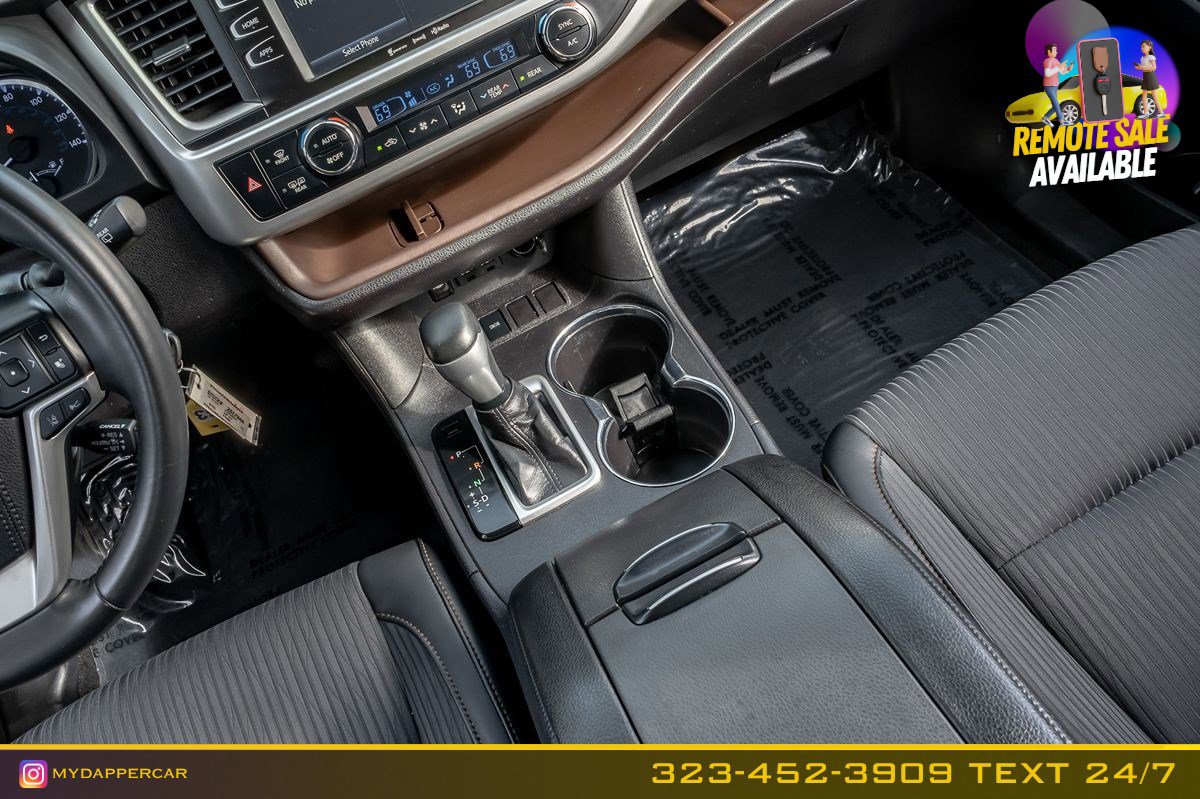 Used 2019 Toyota Highlander Plus w/ Carpet Mat Package (TMS) FWD image 22