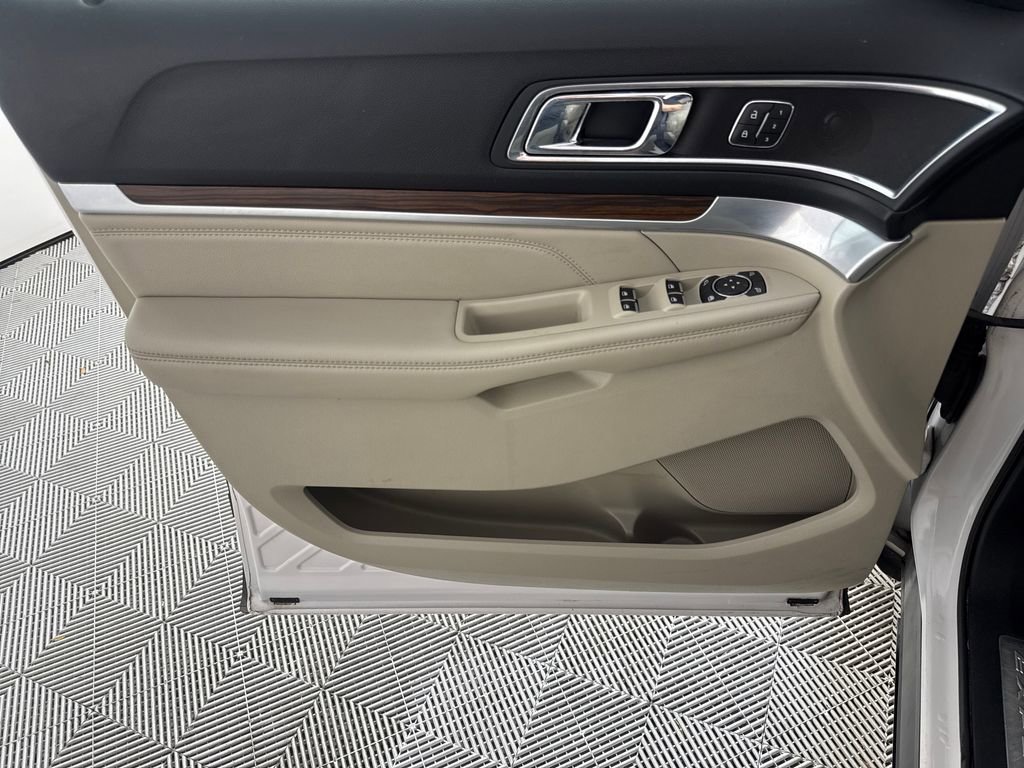 Used 2018 Ford Explorer Limited w/ Equipment Group 301A AWD/4WD image 10