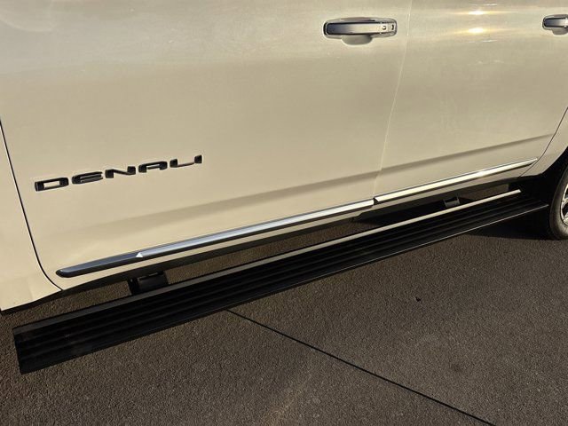 Used 2023 GMC Yukon XL Denali image 16
