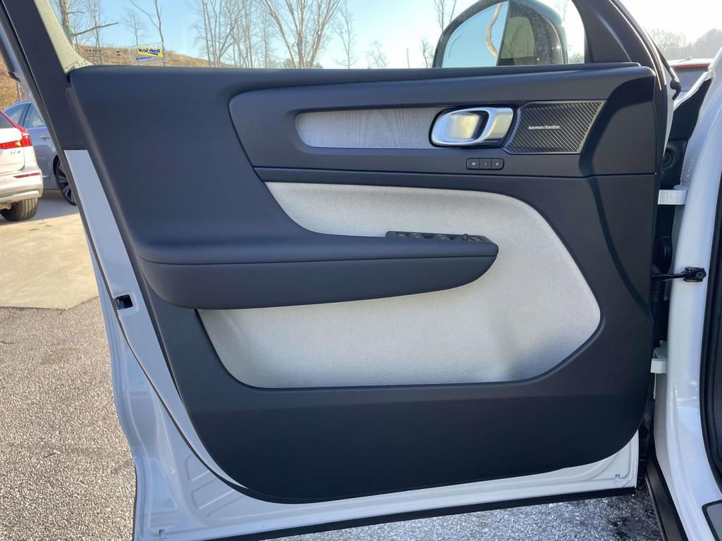 New 2026 Volvo XC40 B4 Plus w/ Protection Package Premier FWD image 5