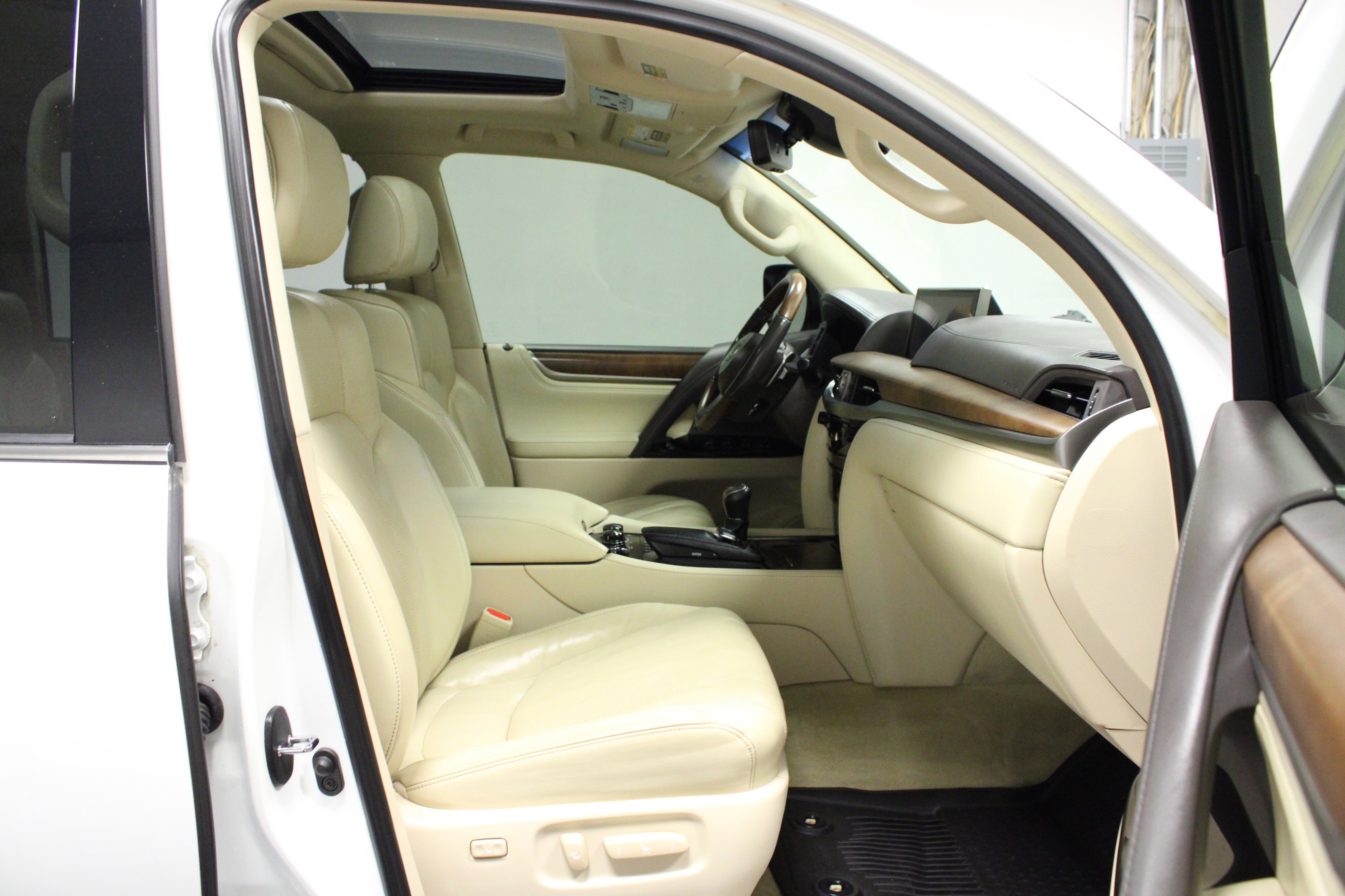 Used 2019 Lexus LX 570 4WD w/ Luxury Package image 16