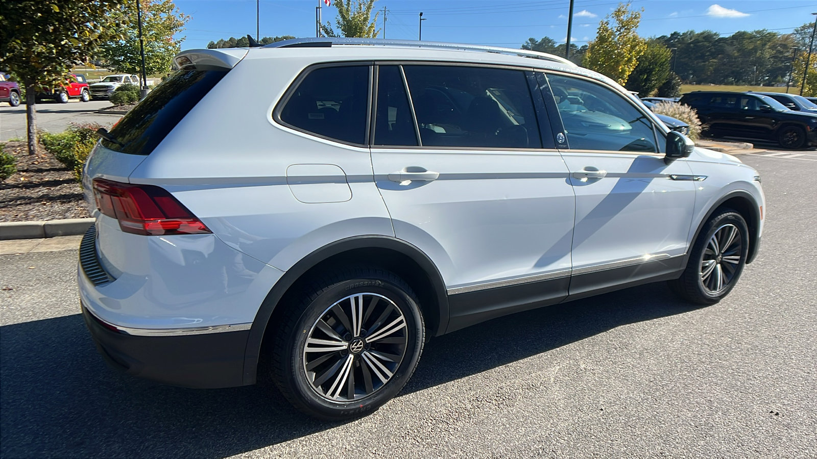 Used 2024 Volkswagen Tiguan SE image 8