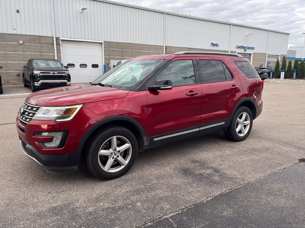 Used 2017 Ford Explorer XLT w/ Class II Trailer Tow Package AWD/4WD image 3