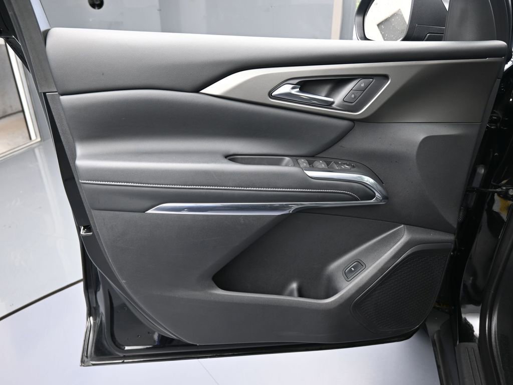 Used 2025 Chevrolet Traverse LT image 12