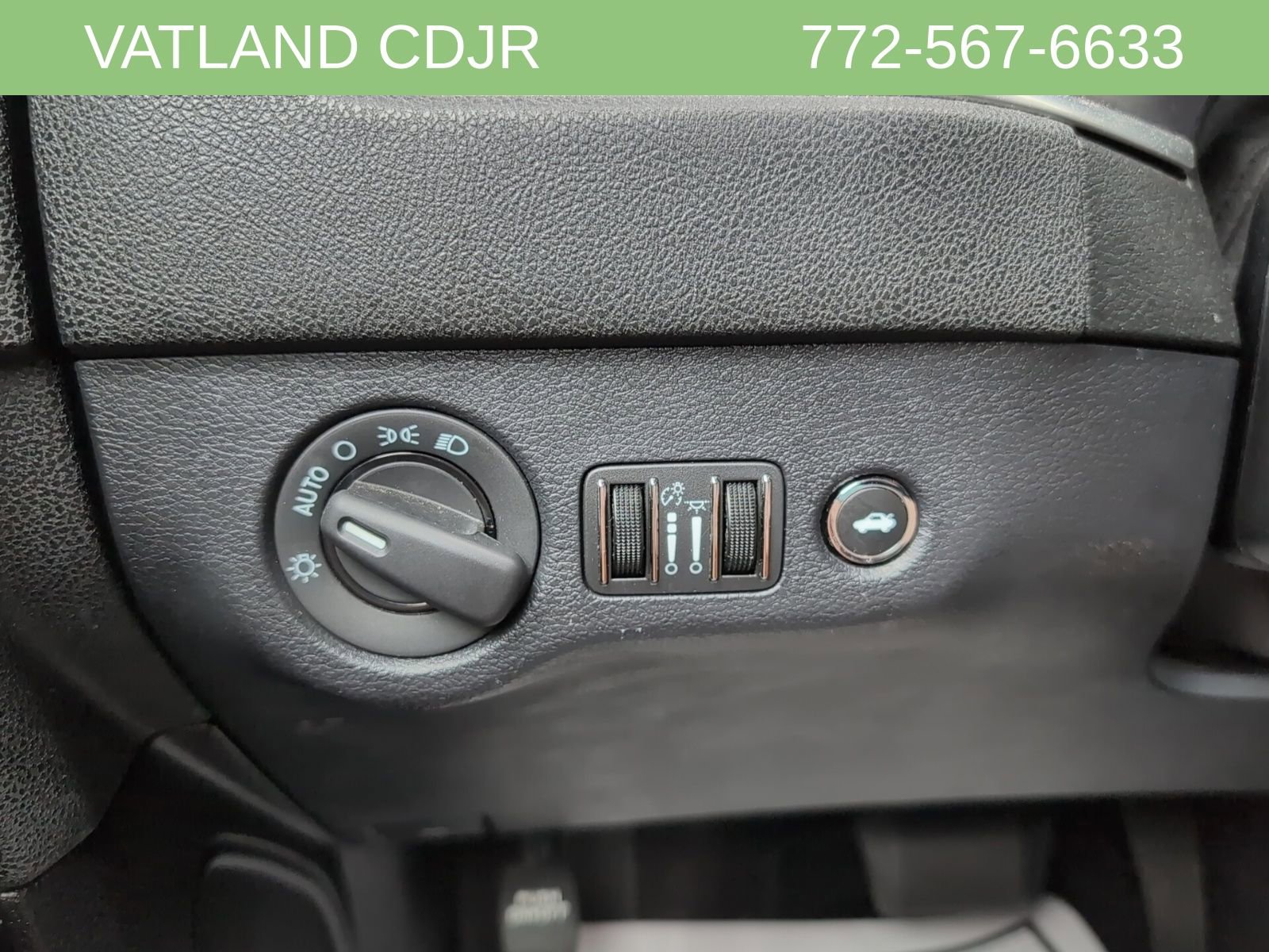 Used 2018 Dodge Charger SXT w/ Blacktop Package image 17