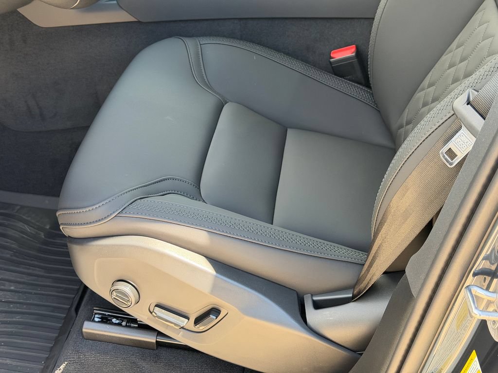 New 2026 Volvo XC90 B6 Plus w/ Protection Package Premier AWD/4WD image 17
