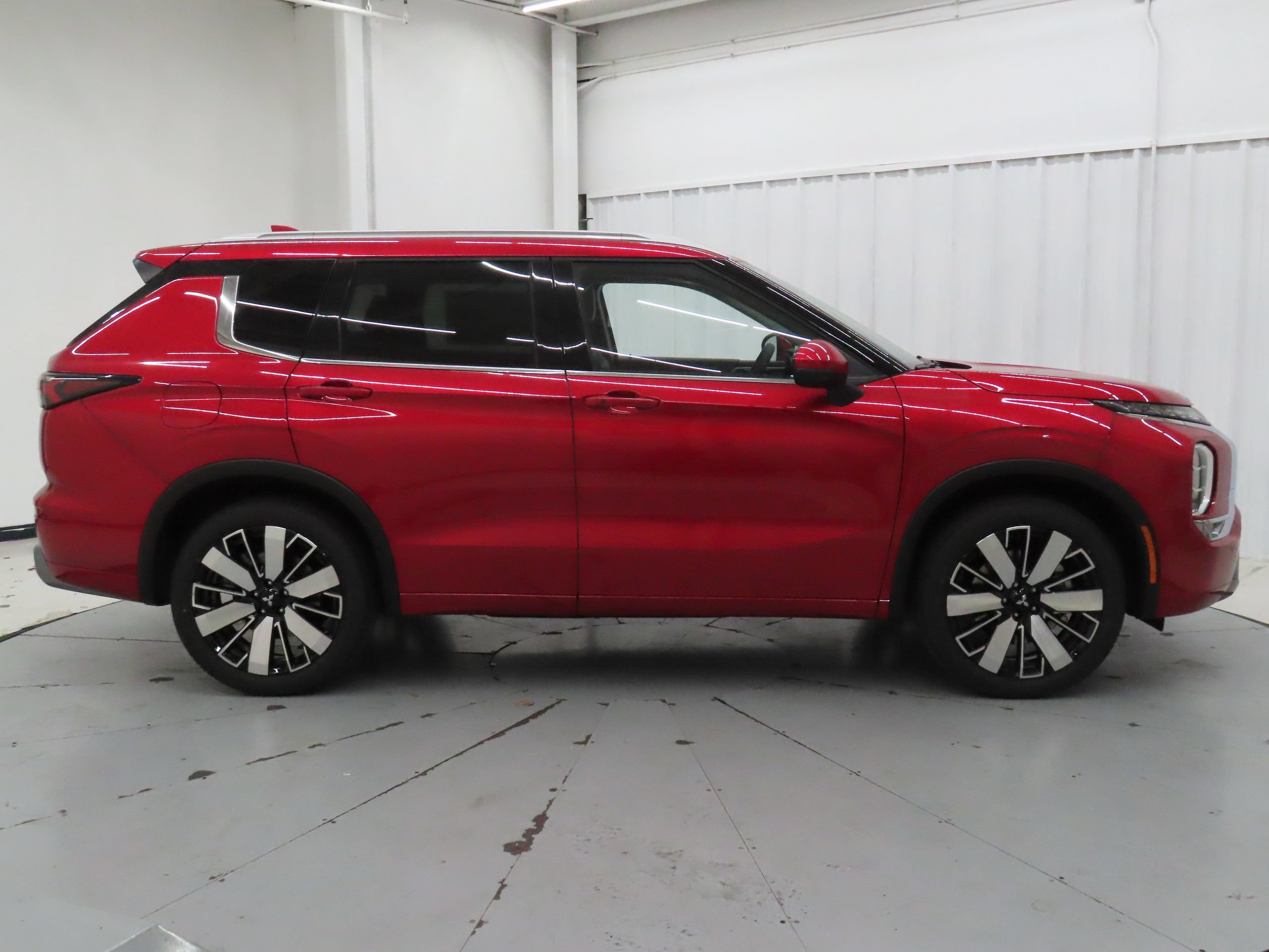 New 2026 Mitsubishi Outlander SEL FWD image 2