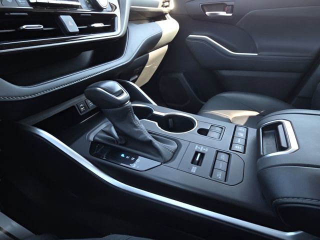 Used 2022 Toyota Highlander XLE image 28