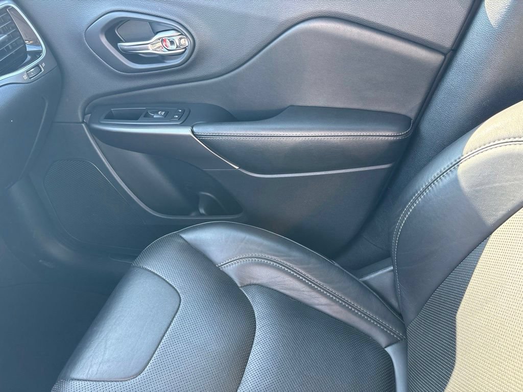 Used 2019 Jeep Cherokee Limited AWD/4WD image 23