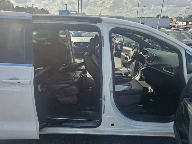 Used 2025 Chrysler Pacifica Select image 12