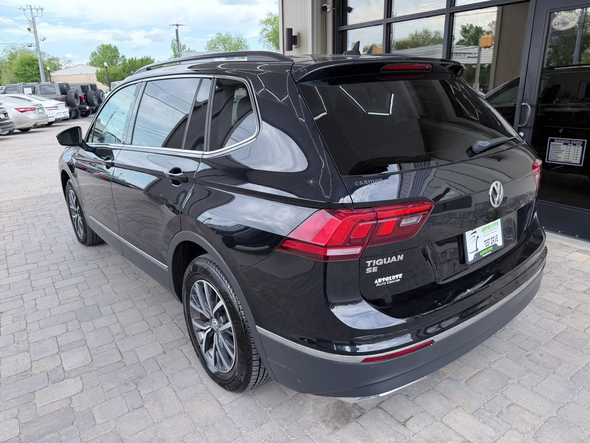 Used 2020 Volkswagen Tiguan SE w/ Panoramic Sunroof Package FWD image 4