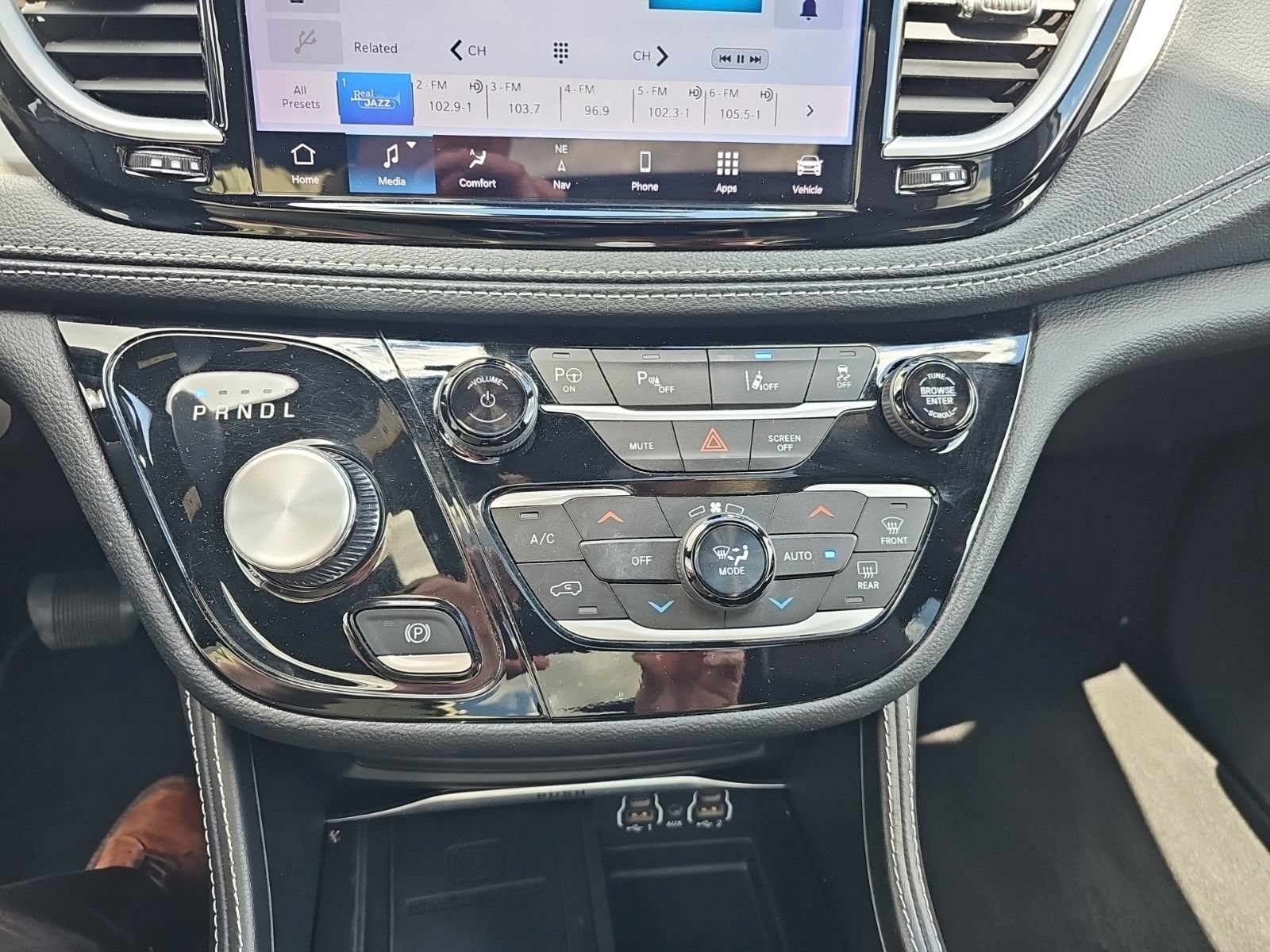 Used 2024 Chrysler Pacifica Premium FWD image 17