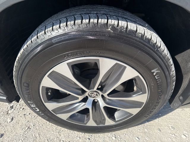 Used 2024 Toyota Highlander XLE FWD image 30