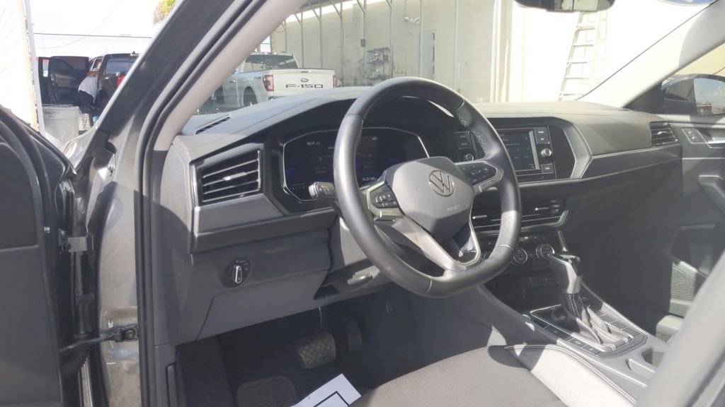Used 2023 Volkswagen Jetta SE image 27