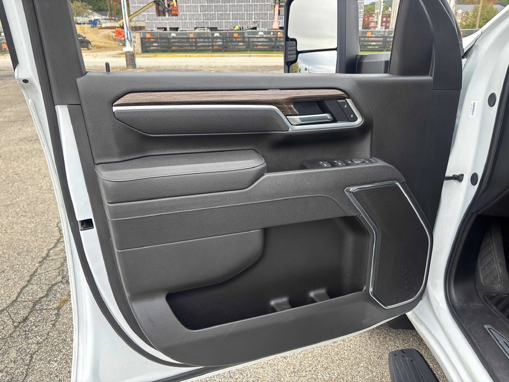 Used 2025 Chevrolet Silverado 2500 LT w/ Convenience Package AWD/4WD image 9