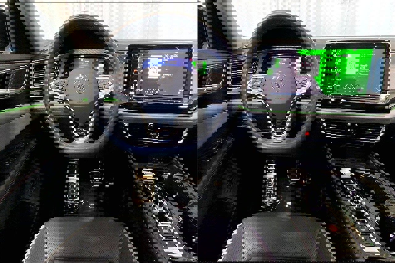 Used 2024 Volkswagen Atlas Peak Edition SE image 4