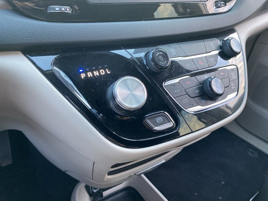 Used 2023 Chrysler Voyager LX image 12