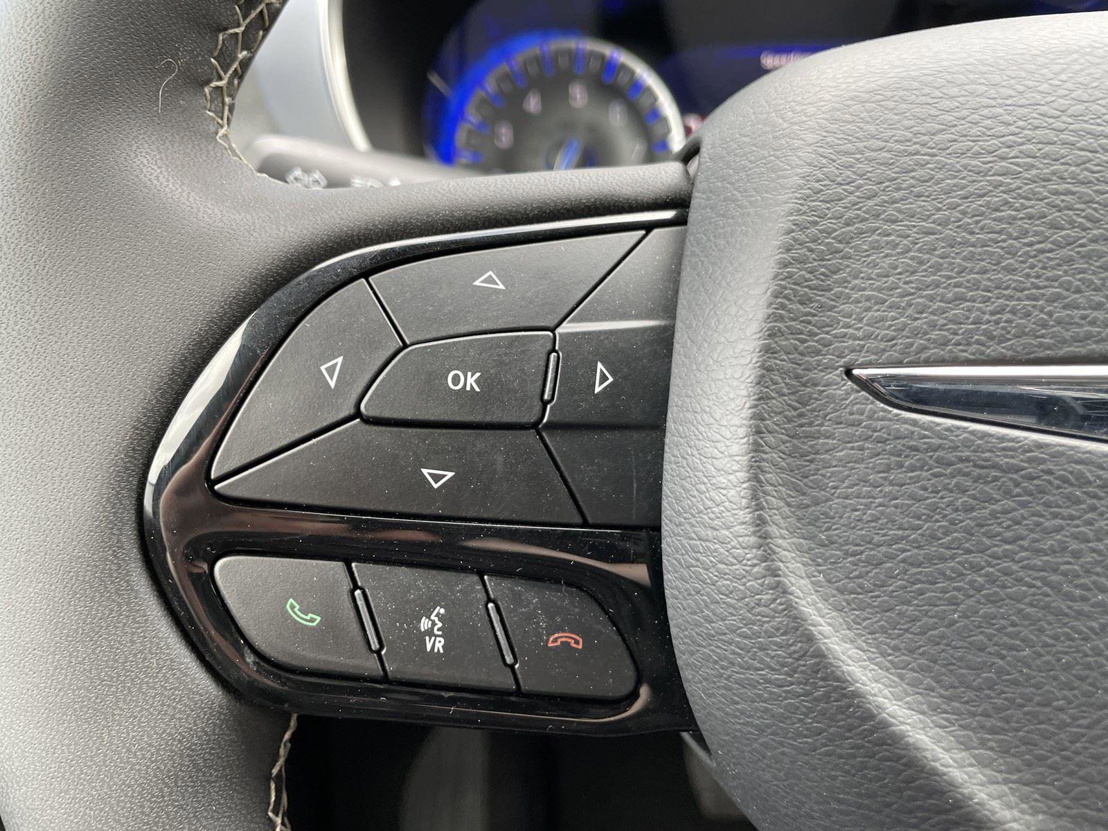 Certified 2025 Chrysler Pacifica Limited image 17