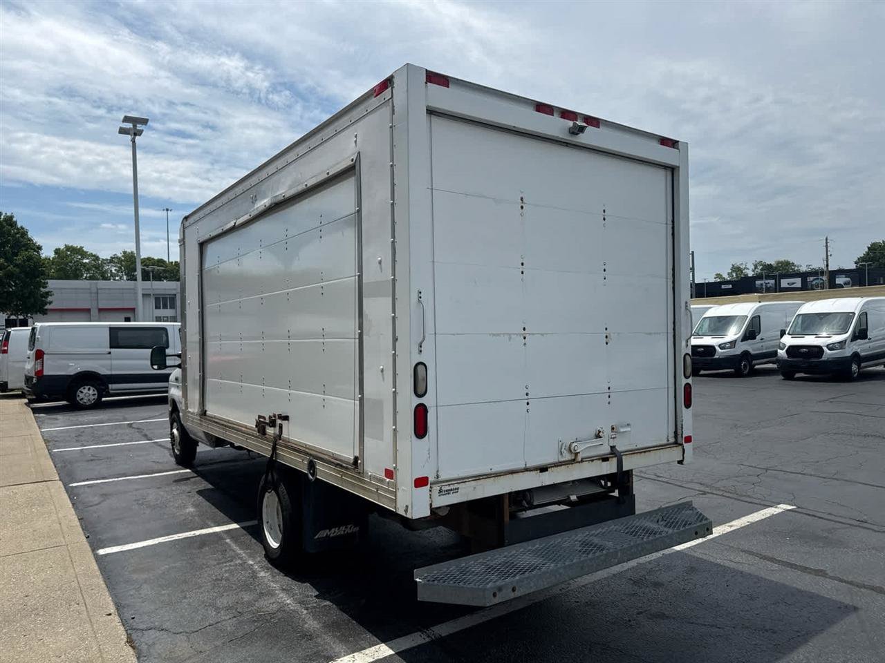 Used 2016 Ford E-450 and Econoline 450 Super Duty w/ Exterior Upgrade Package RWD image 7