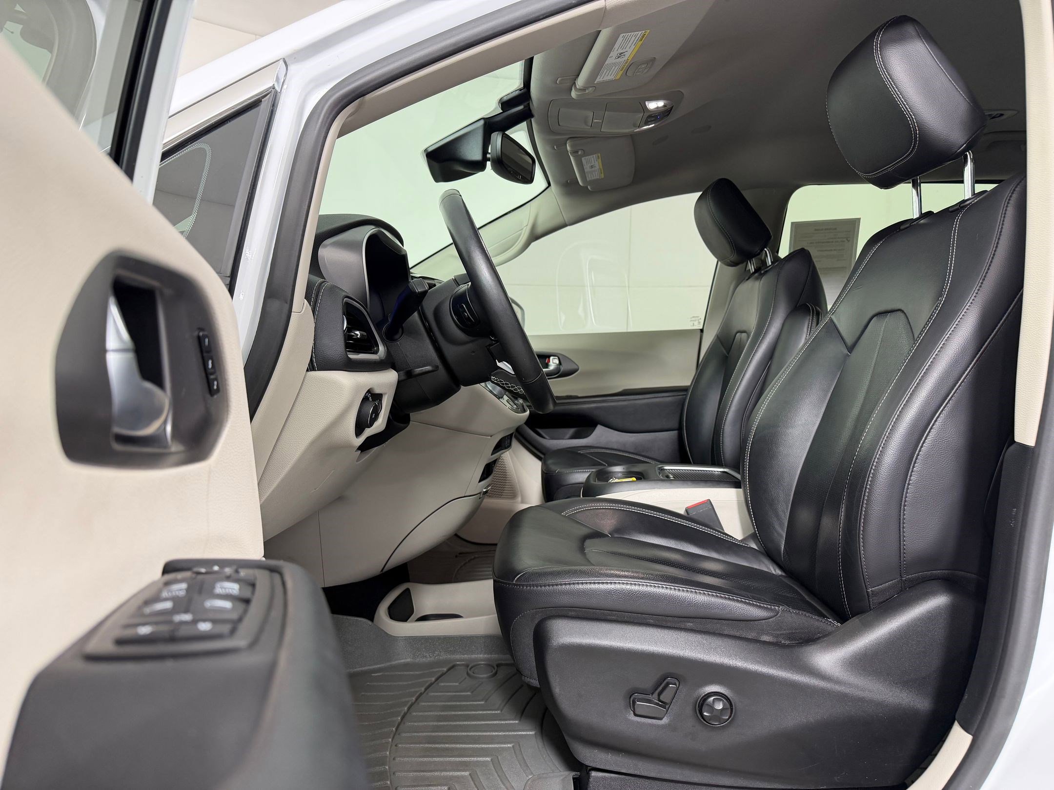 Used 2022 Chrysler Pacifica Touring-L image 5