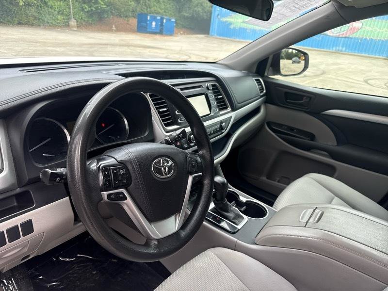 Used 2016 Toyota Highlander LE FWD image 18