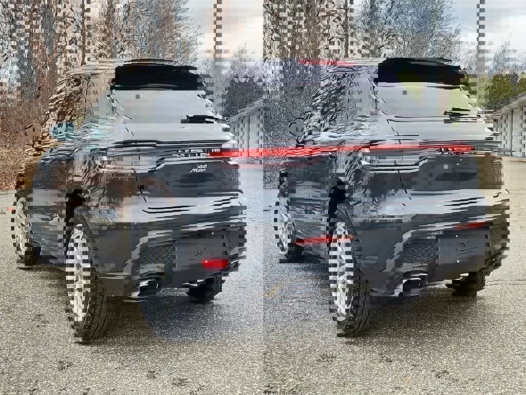 Certified 2025 Porsche Macan image 3