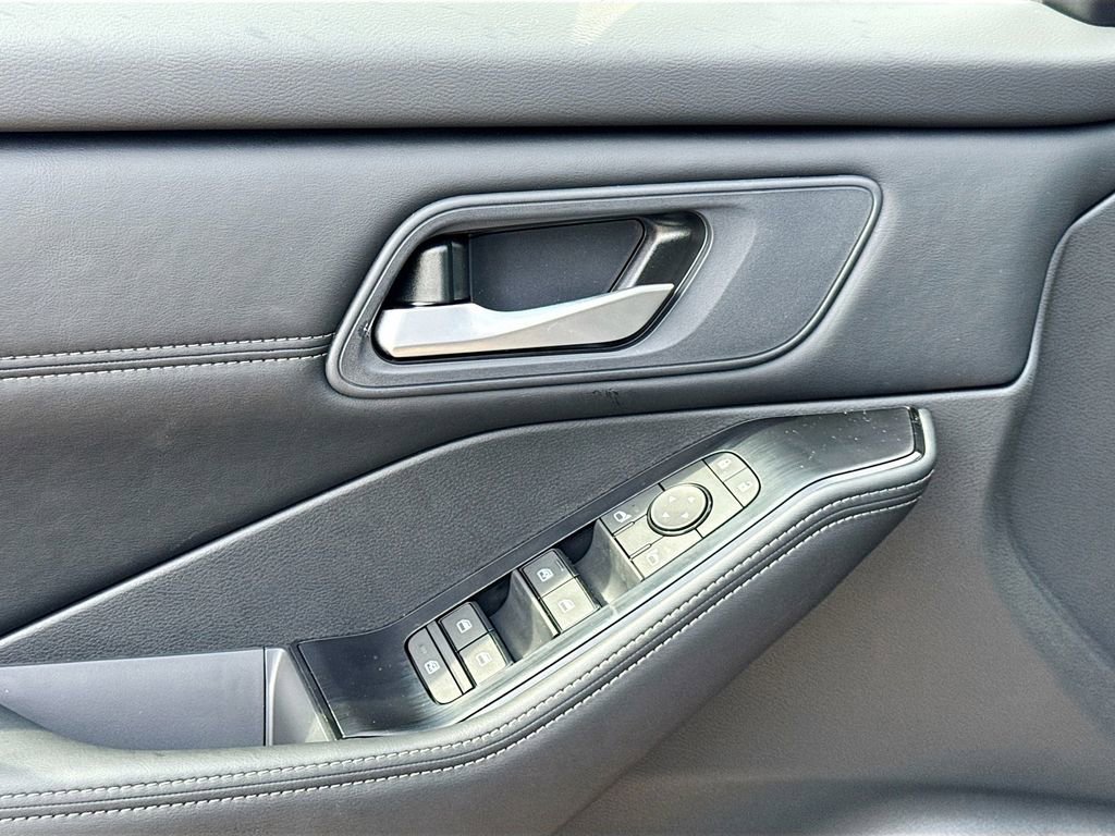 Used 2025 Nissan Rogue SV w/ SV Premium Package image 14