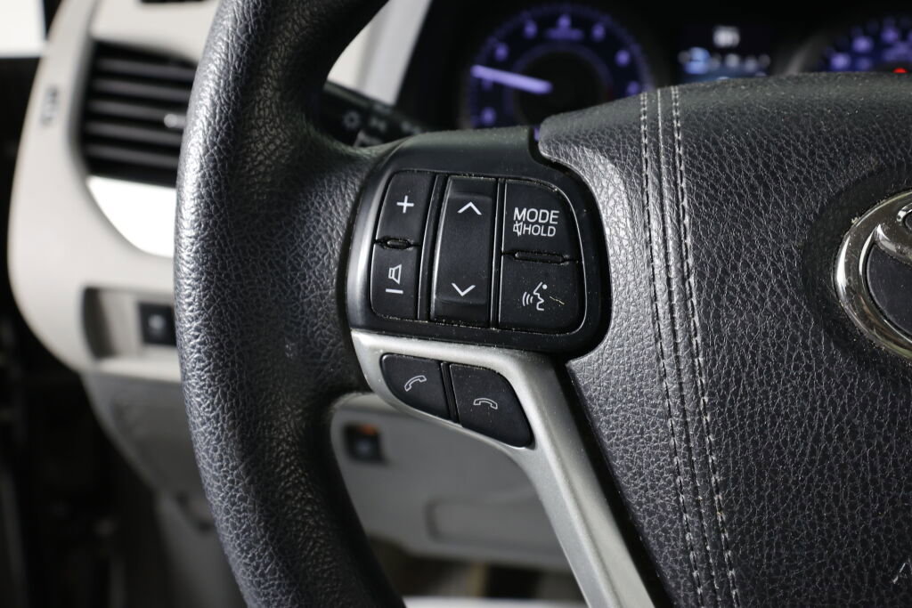 Used 2018 Toyota Sienna LE FWD image 30