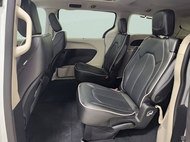 Used 2022 Chrysler Pacifica Limited AWD/4WD image 19