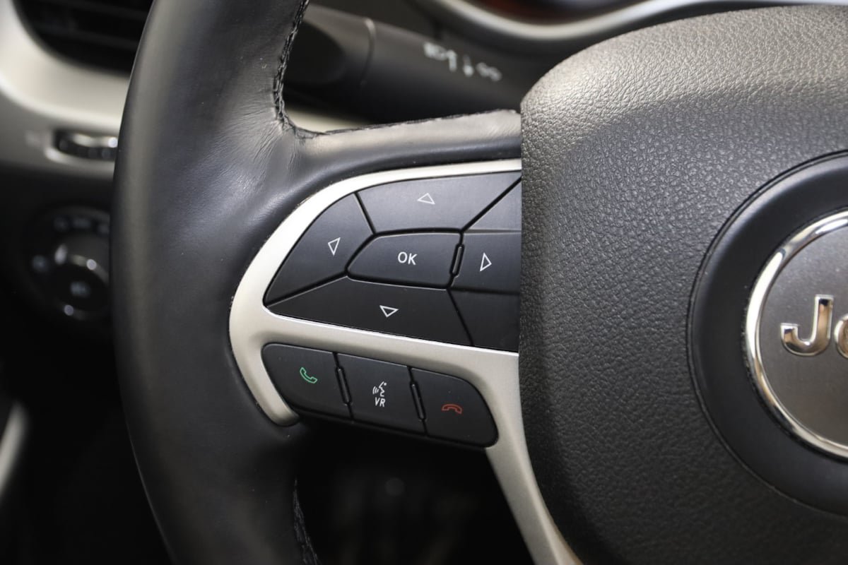 Used 2018 Jeep Cherokee Latitude Plus w/ Cold Weather Group FWD image 31
