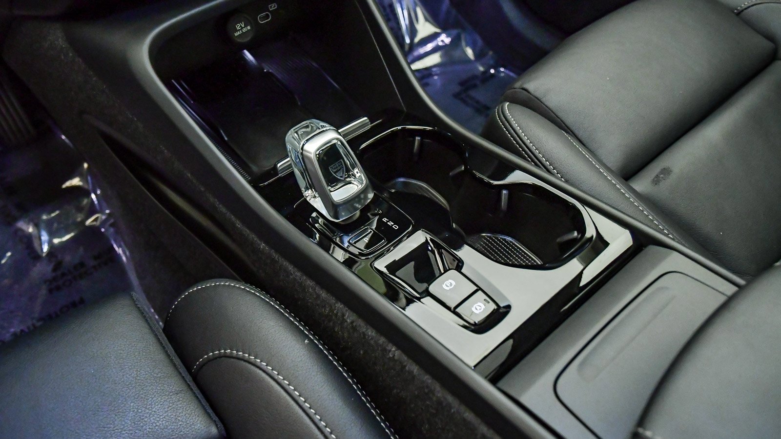 Certified 2025 Volvo XC40 B5 Ultra w/ Climate Package image 25