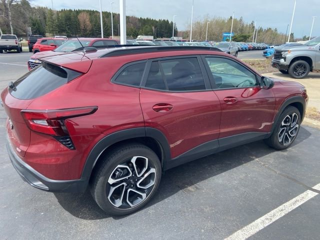 Used 2025 Chevrolet Trax RS w/ Sunroof Package FWD image 3