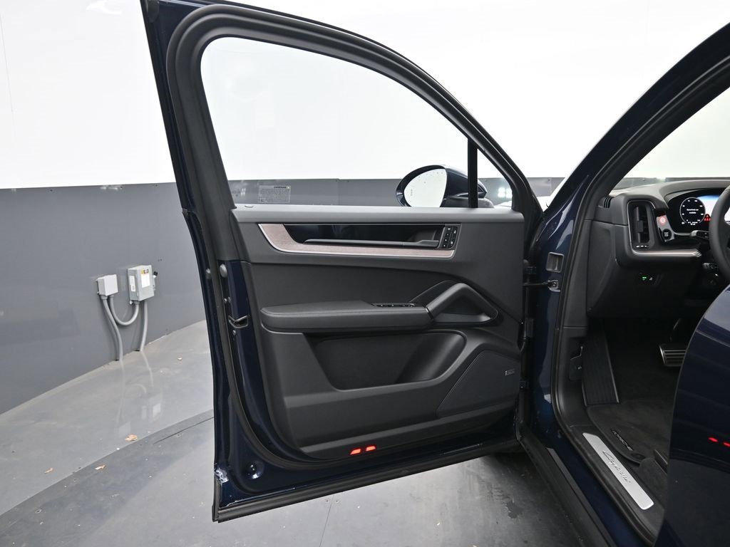 New 2025 Porsche Cayenne E-Hybrid image 13