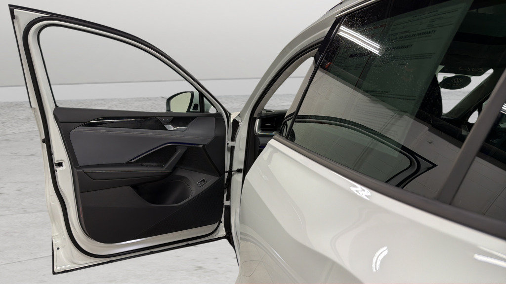 Used 2025 Volkswagen Tiguan SE AWD/4WD image 14