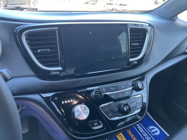 Used 2025 Chrysler Pacifica Select image 17