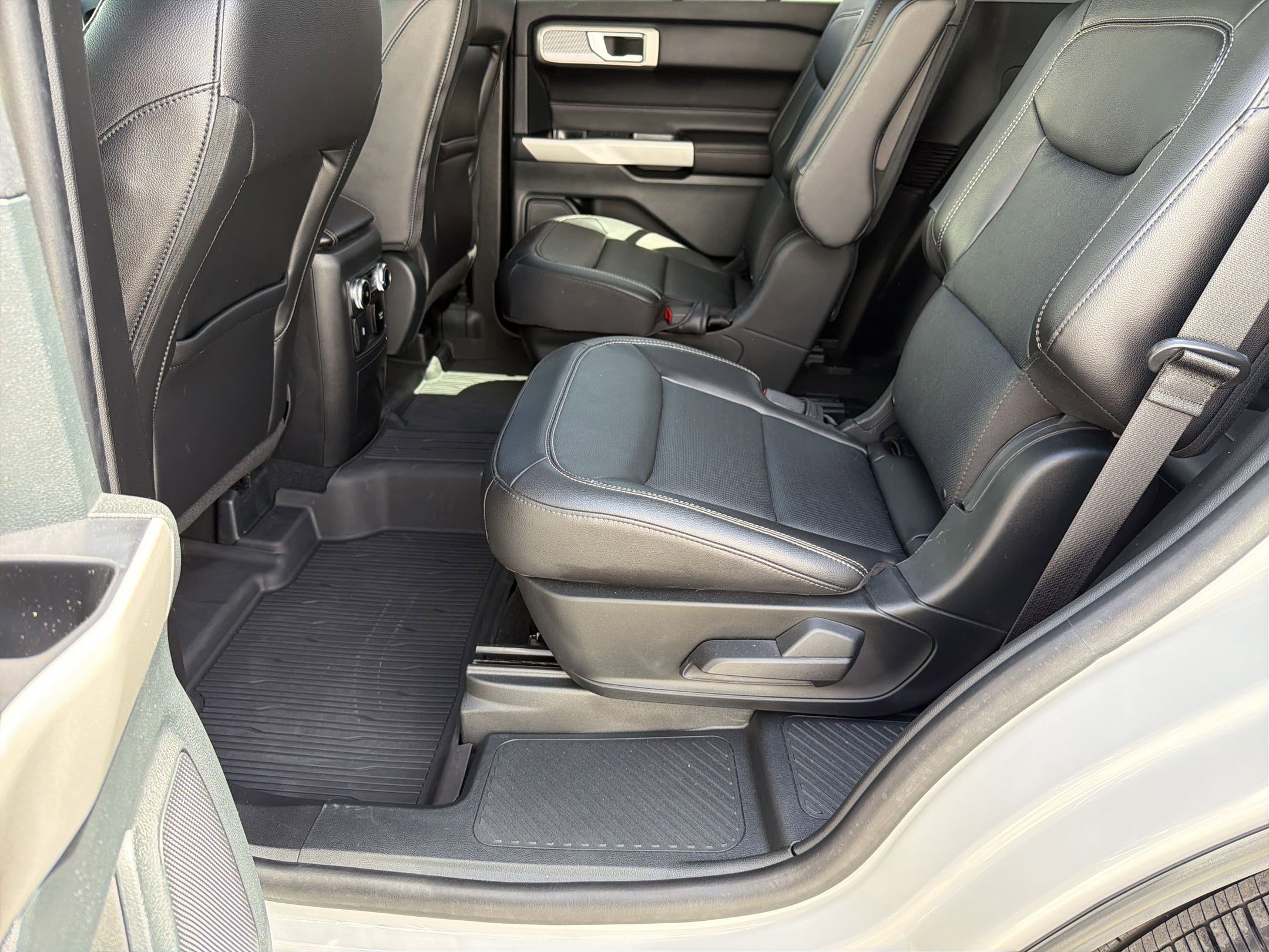 Used 2023 Ford Explorer Limited w/ Equipment Group 301A image 14