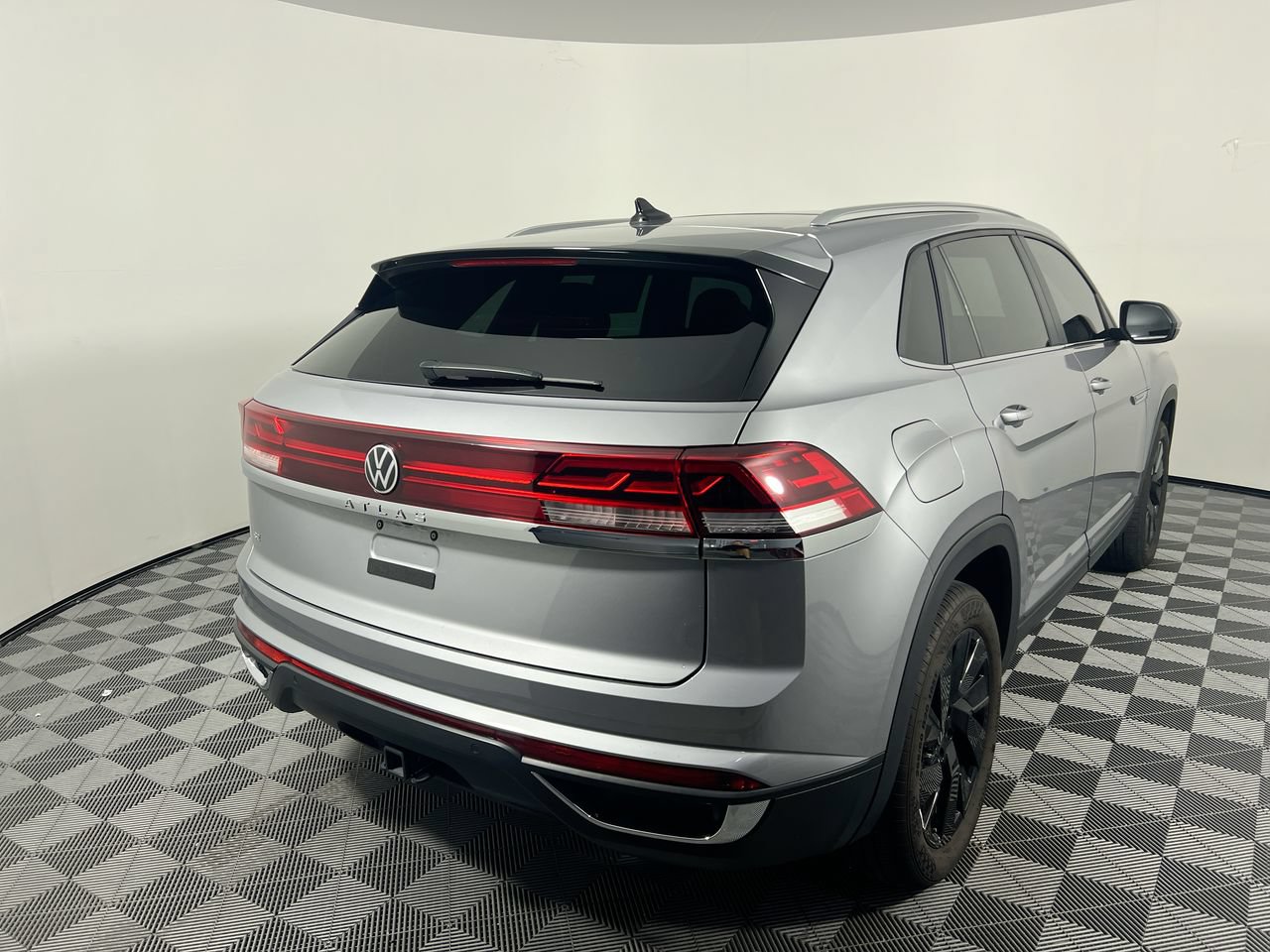 Used 2025 Volkswagen Atlas Cross Sport SE FWD image 3