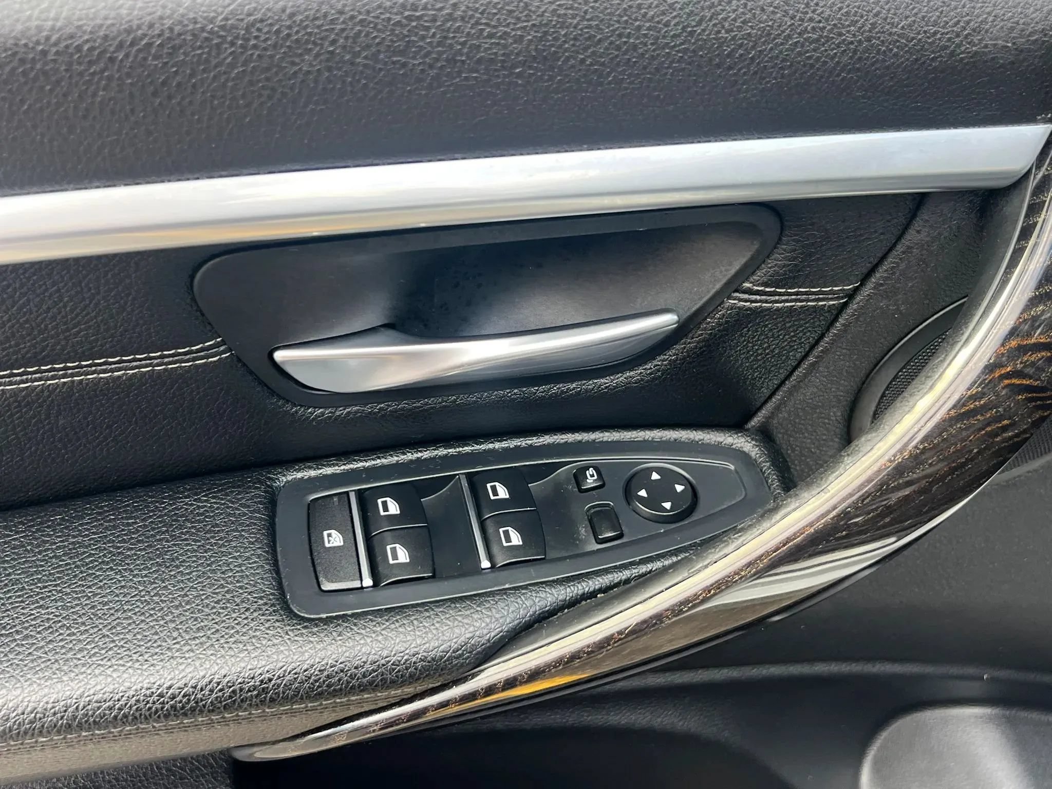 Used 2017 BMW 330i xDrive Sedan AWD/4WD image 12
