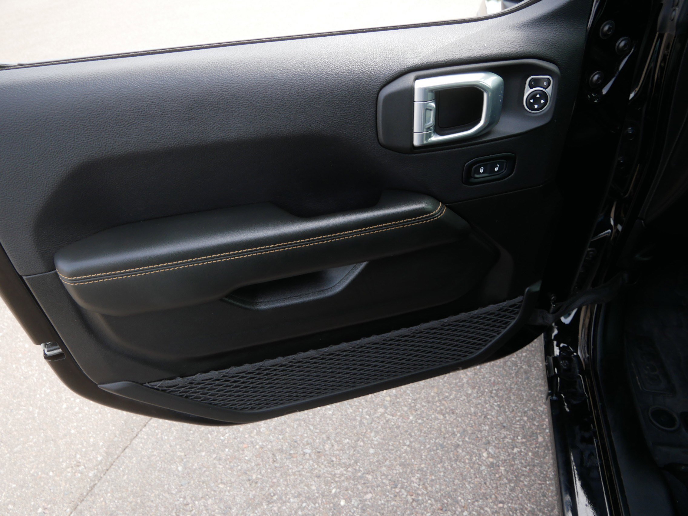 Used 2024 Jeep Wrangler Sahara image 19