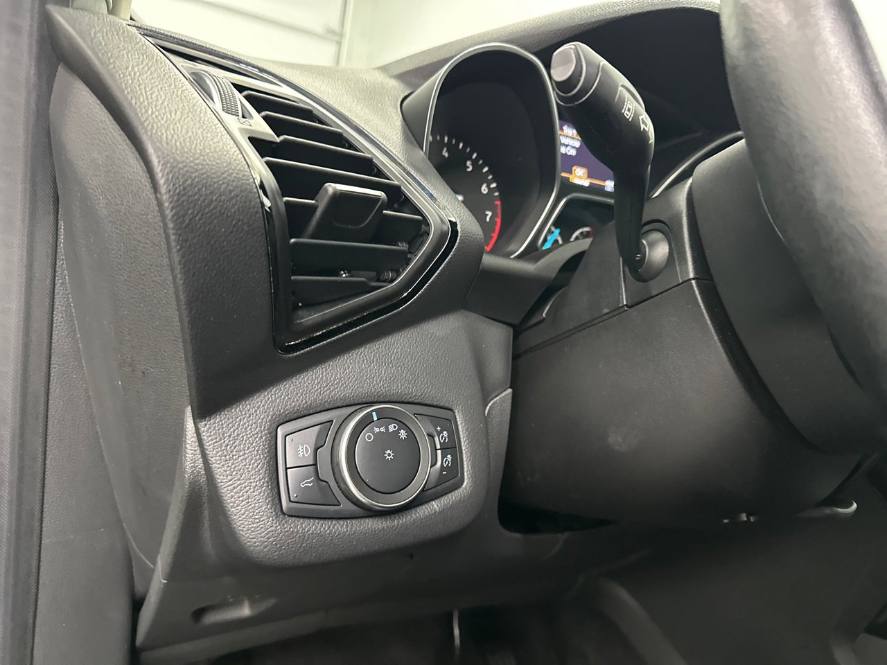 Used 2019 Ford Escape Titanium image 34