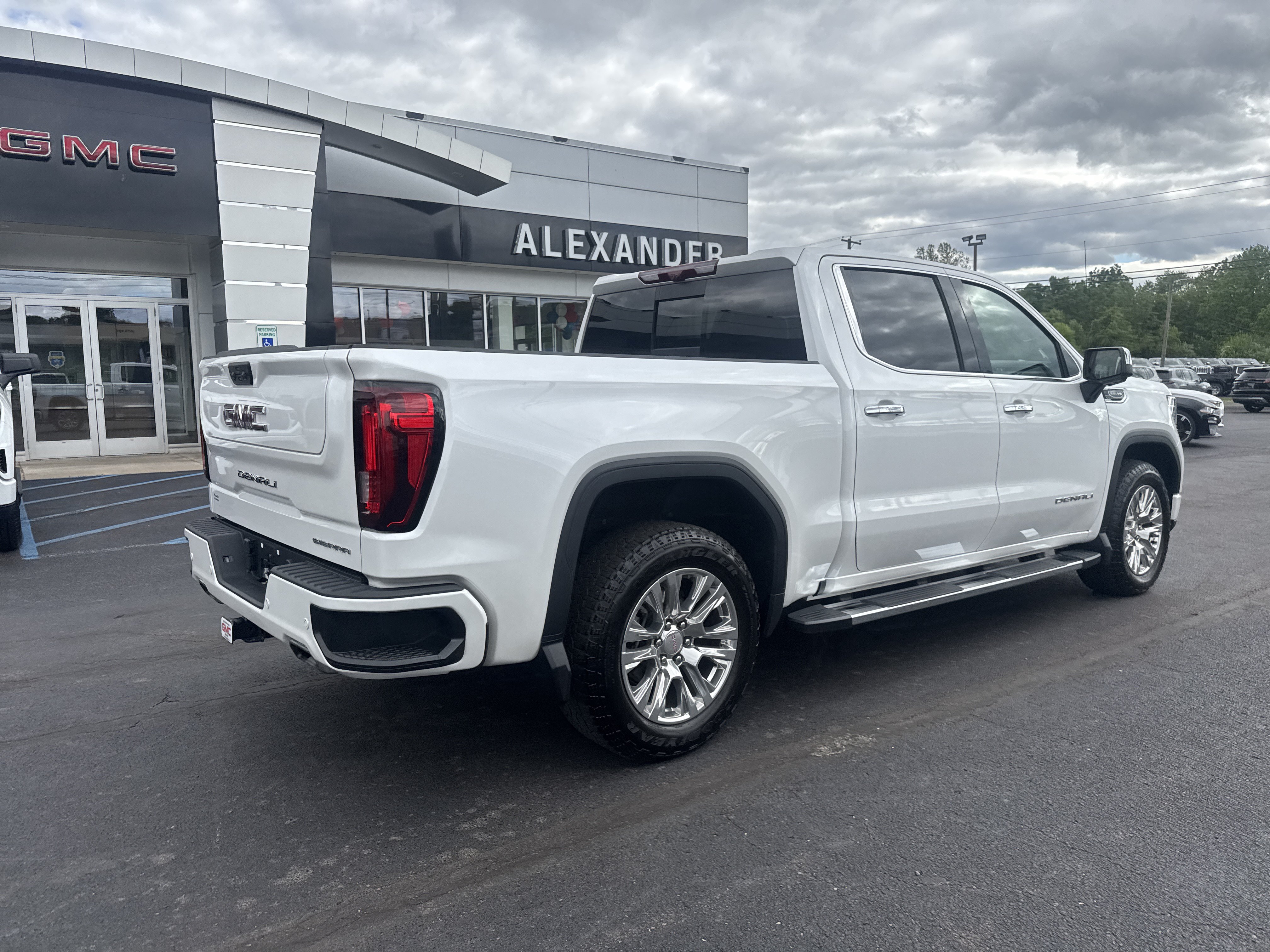 Used 2024 GMC Sierra 1500 Denali w/ Technology Package AWD/4WD image 4
