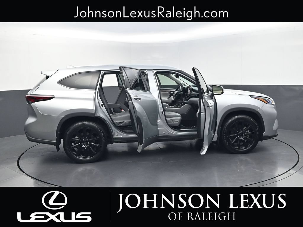 Used 2024 Toyota Highlander Limited AWD/4WD image 32