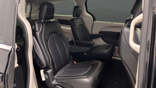 Used 2024 Chrysler Pacifica Touring-L FWD image 24