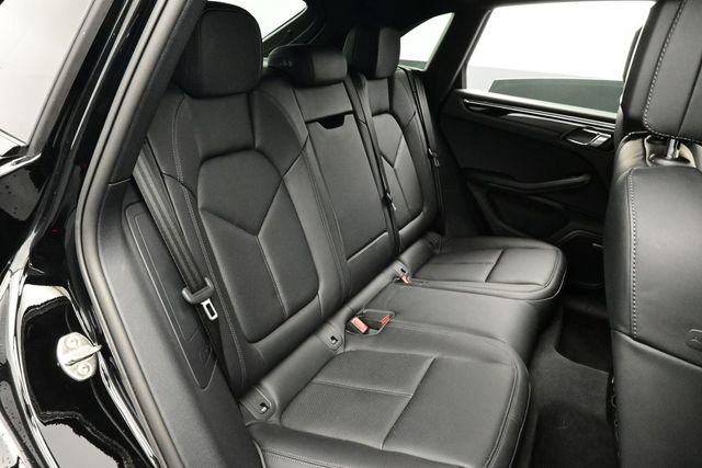 Certified 2025 Porsche Macan AWD/4WD image 17
